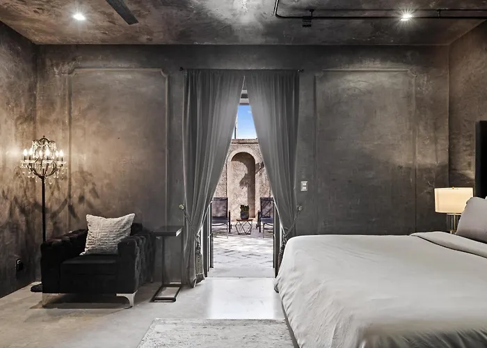 Casa Halo - Mansion, Nightclub, Pool, Sonos, Gated, Staff *