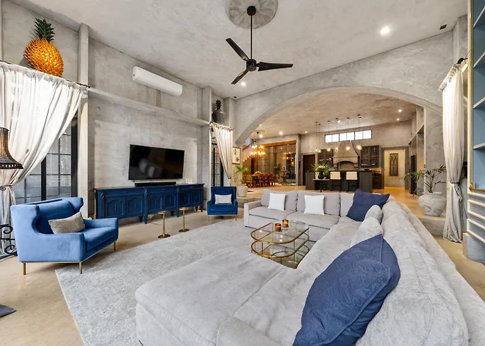 Casa Halo - Mansion, Nightclub, Pool, Sonos, Gated, Staff Pousada
